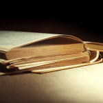 Jak skutecznie naprawić uszkodzoną książkę: instrukcja krok po kroku